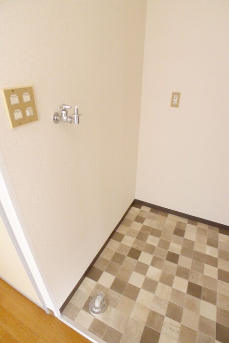 物件内観写真12　(洗濯機置場)