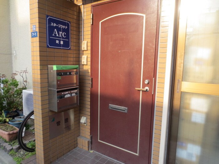 物件外観写真3　(エントランス部分)