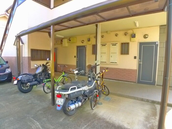 物件外観写真4　(駐輪場)