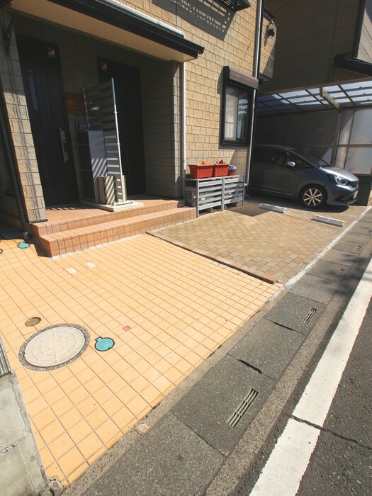 物件外観写真4　(駐車場)