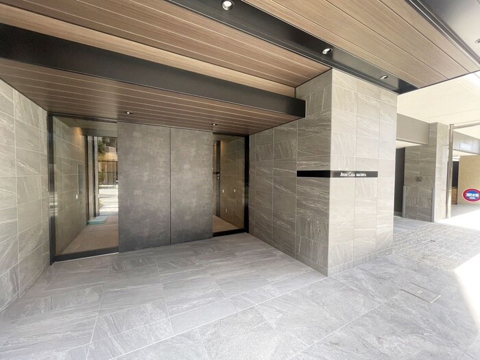 物件外観写真3　(エントランス部分)