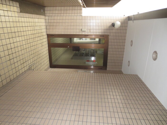 物件外観写真4　(エントランス部分)