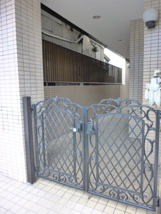 物件外観写真5　(エントランス部分)