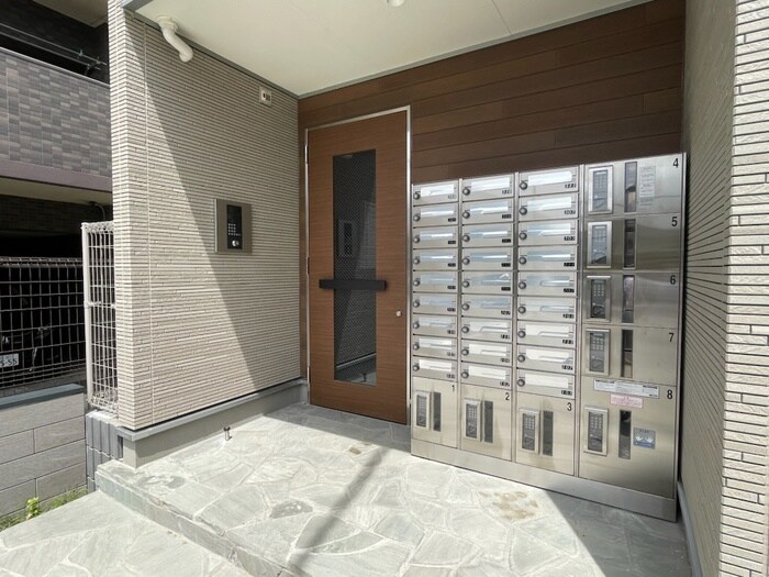 物件外観写真2　(エントランス部分)