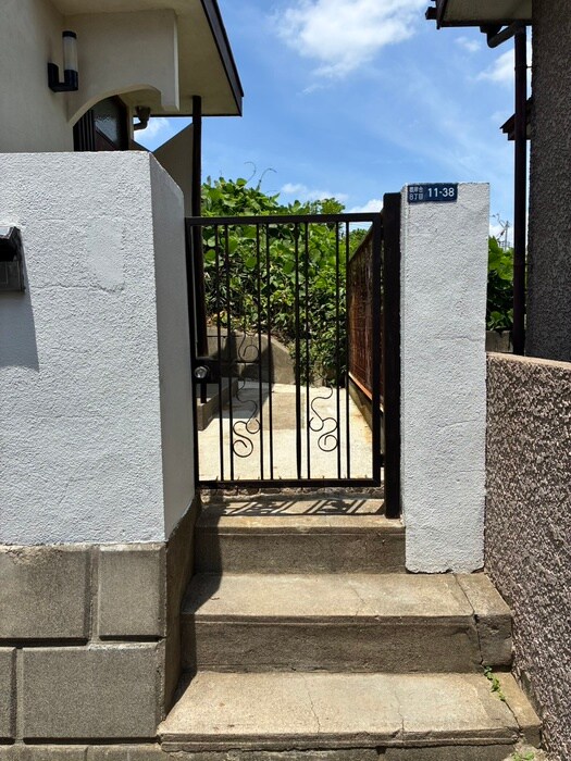 物件外観写真2　(エントランス部分)