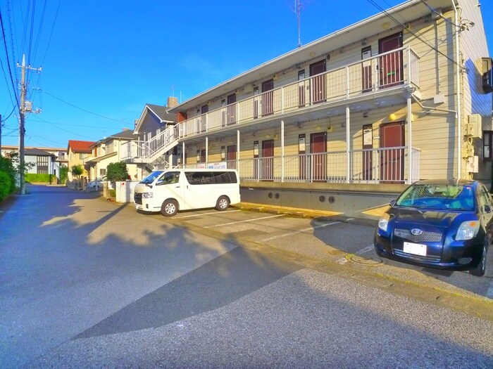 御塚山ハイツＢ棟の駐車場