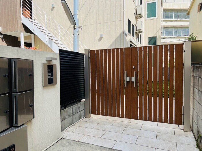 物件外観写真3　(エントランス部分)