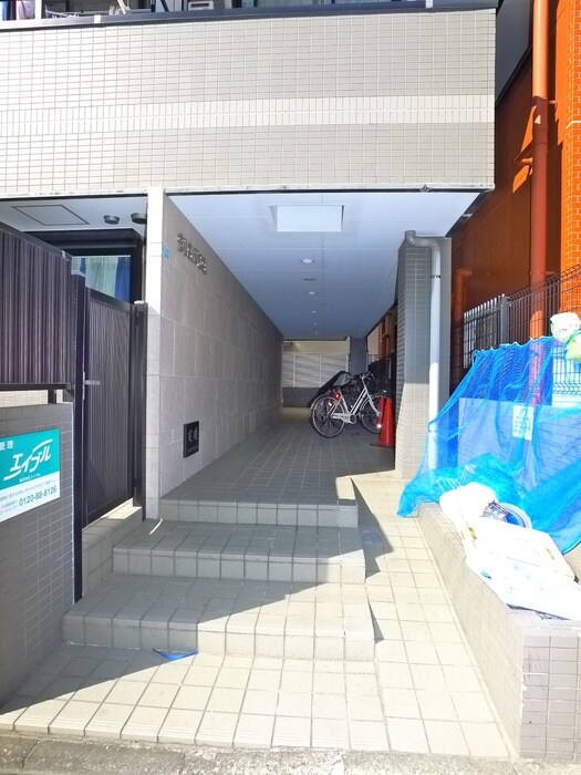 物件外観写真2　(エントランス部分)