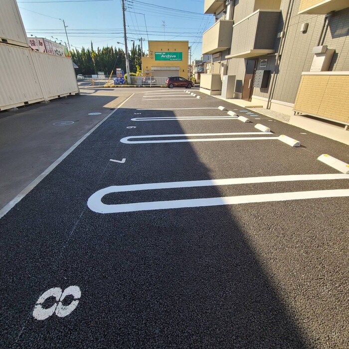物件外観写真5　(駐車場)
