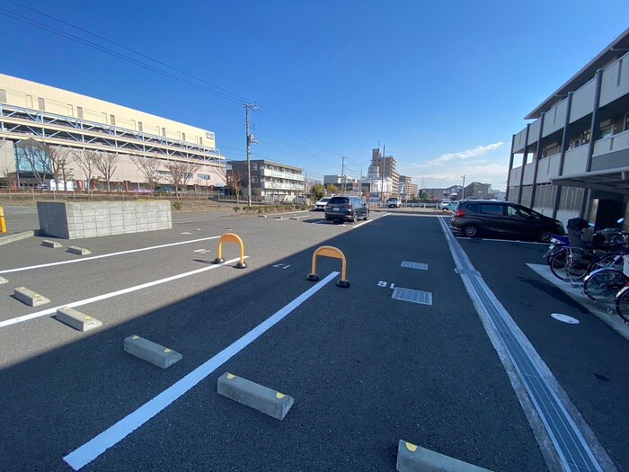 物件外観写真3　(駐車場)