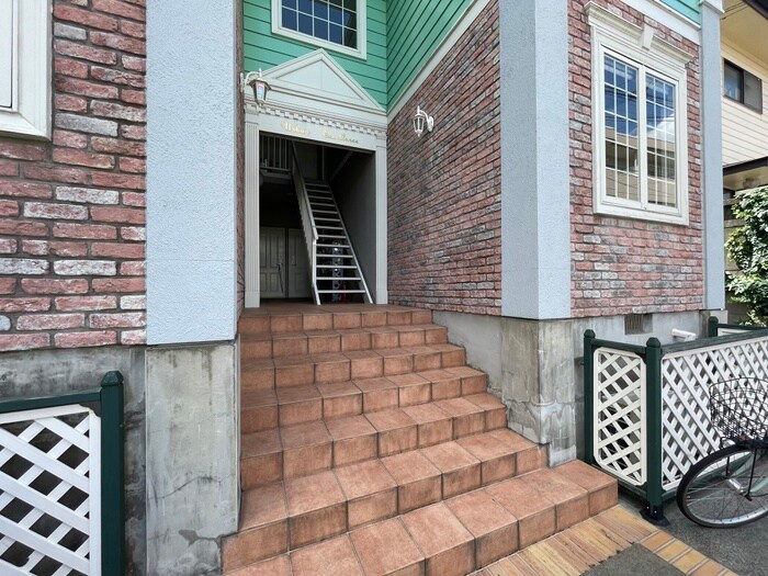 物件外観写真4　(エントランス部分)