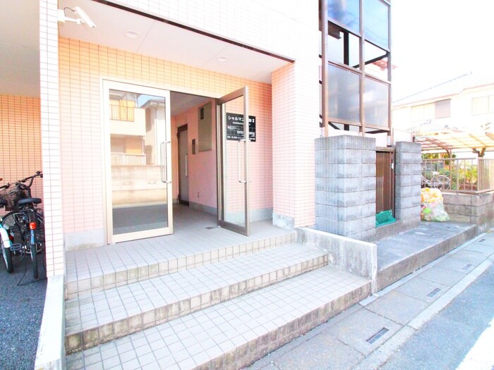 物件外観写真2　(エントランス部分)