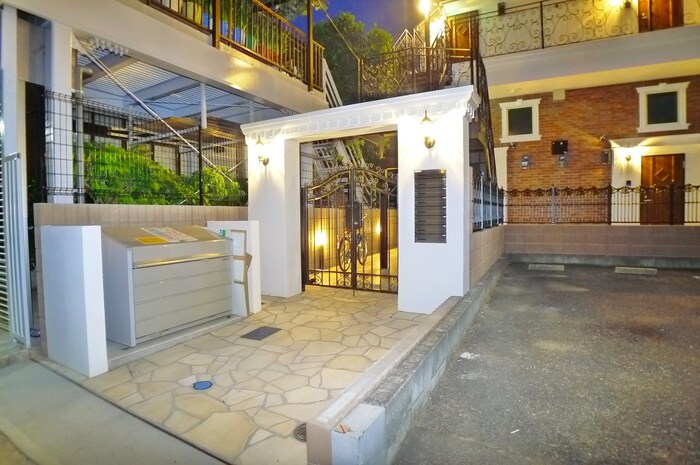 物件外観写真2　(エントランス部分)