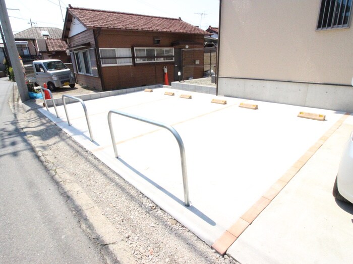 物件外観写真5　(駐車場)