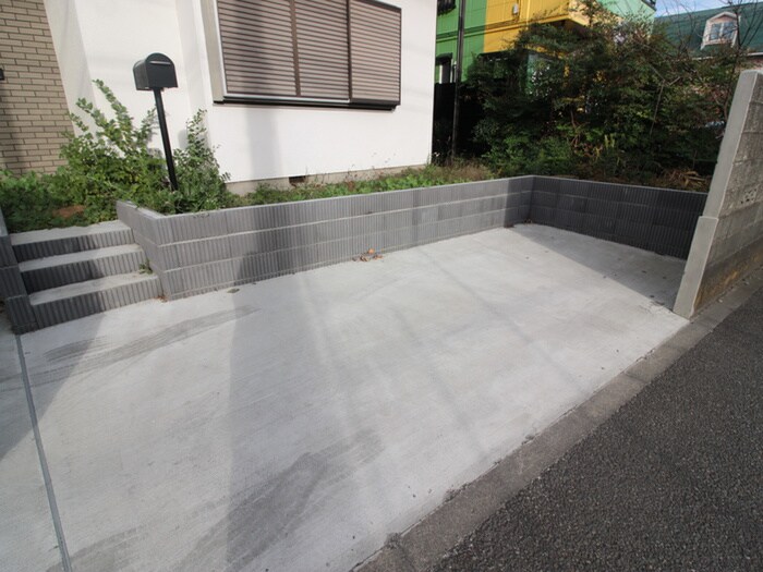 物件外観写真3　(駐車場)