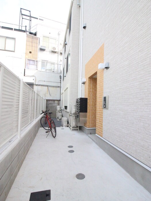 物件外観写真3　(エントランス部分)