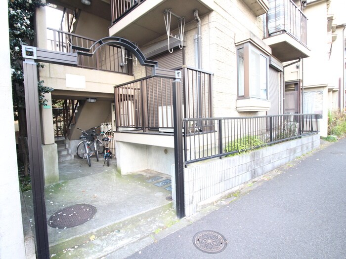 物件外観写真2　(エントランス部分)