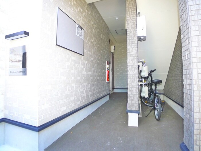 物件外観写真4　(エントランス部分)