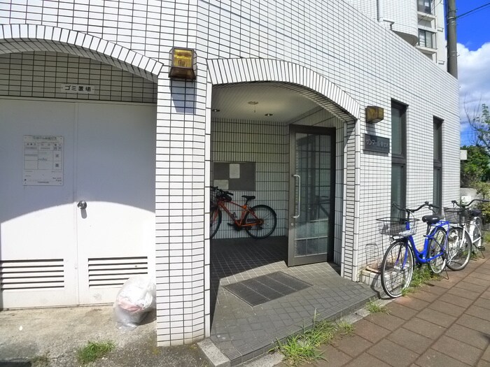 物件外観写真3　(エントランス部分)