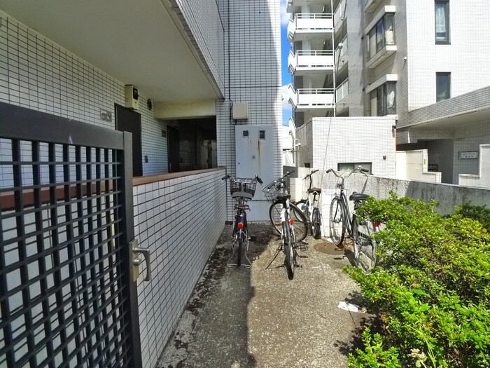 物件外観写真4　(駐輪場)