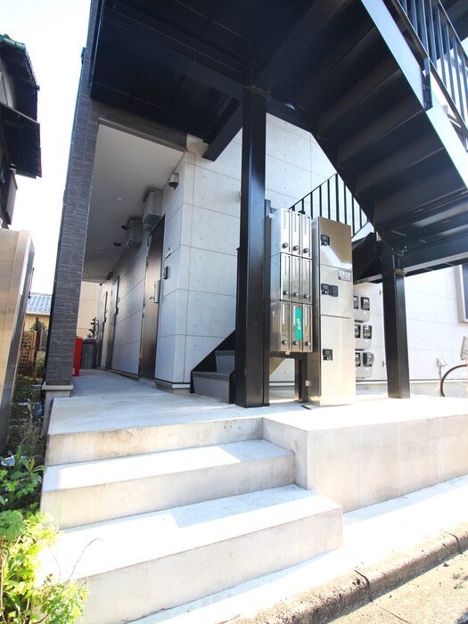 物件外観写真3　(エントランス部分)