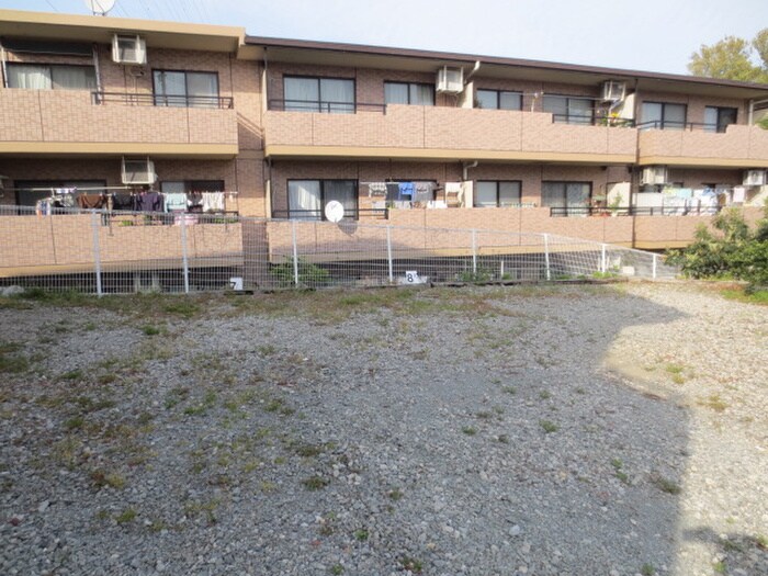 物件外観写真3　(駐車場)