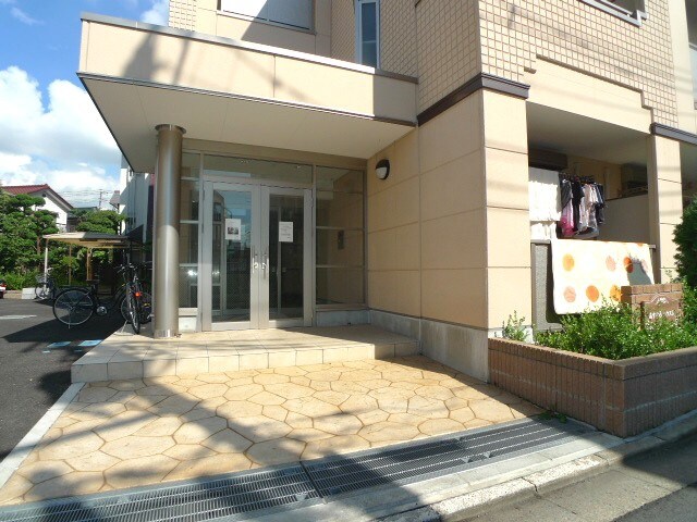 物件外観写真2　(エントランス部分)