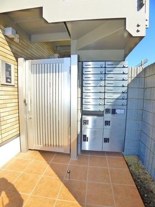 物件外観写真3　(エントランス部分)