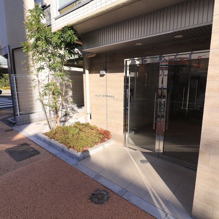 物件外観写真4　(エントランス部分)