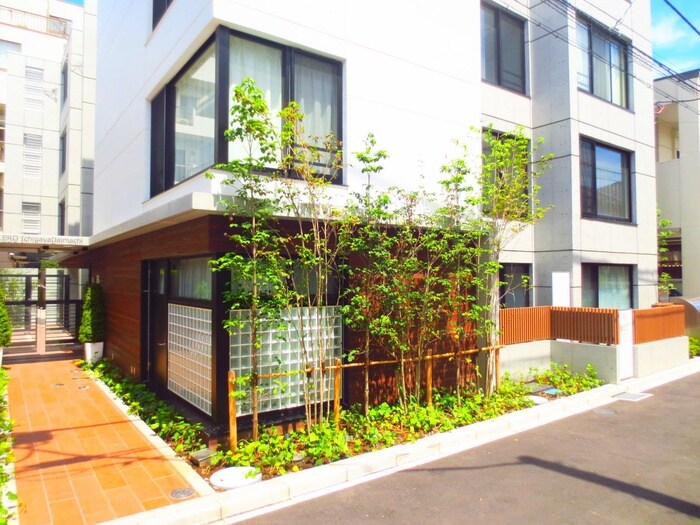 物件外観写真2　(エントランス部分)