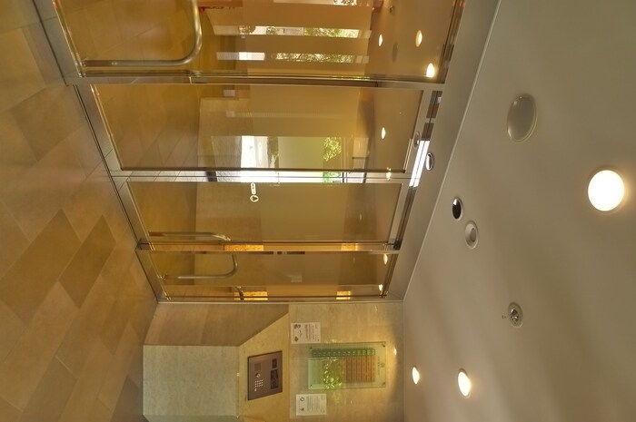 物件外観写真4　(エントランス部分)