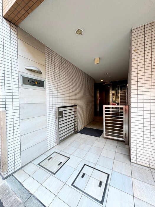 物件外観写真3　(エントランス部分)