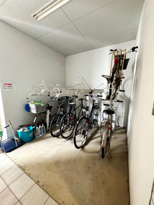 物件外観写真4　(駐輪場)