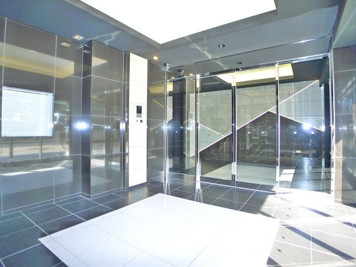 物件外観写真4　(エントランス部分)