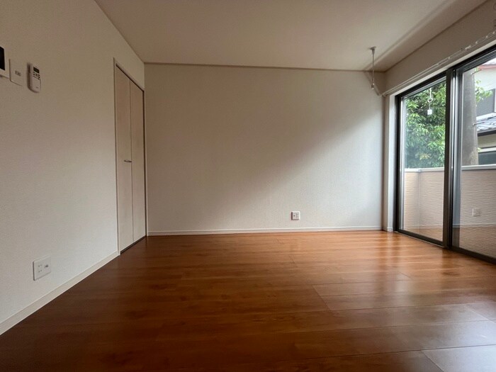 物件内観写真8　(室内からの展望)