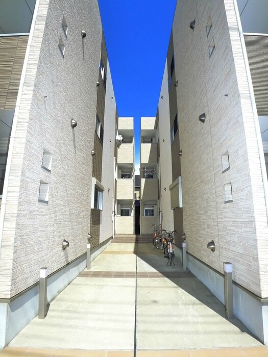 物件外観写真2　(エントランス部分)