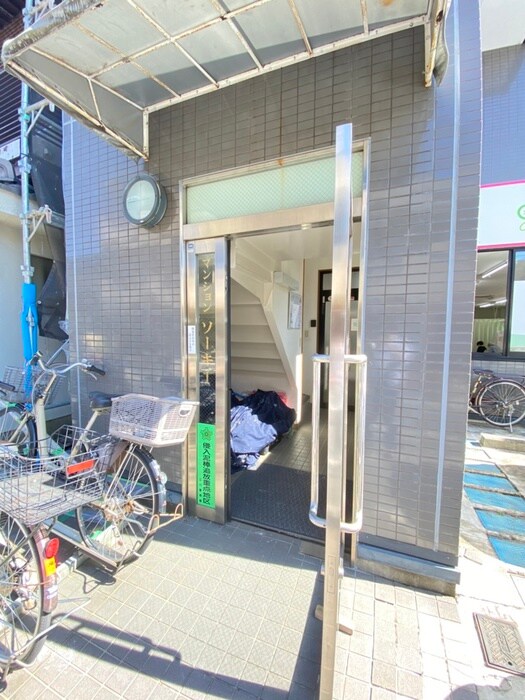 物件外観写真2　(エントランス部分)
