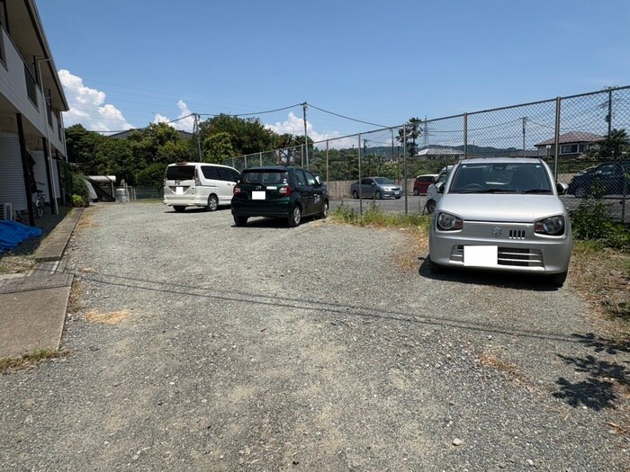 物件外観写真3　(駐車場)