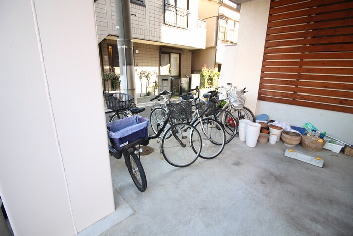 物件外観写真5　(駐輪場)