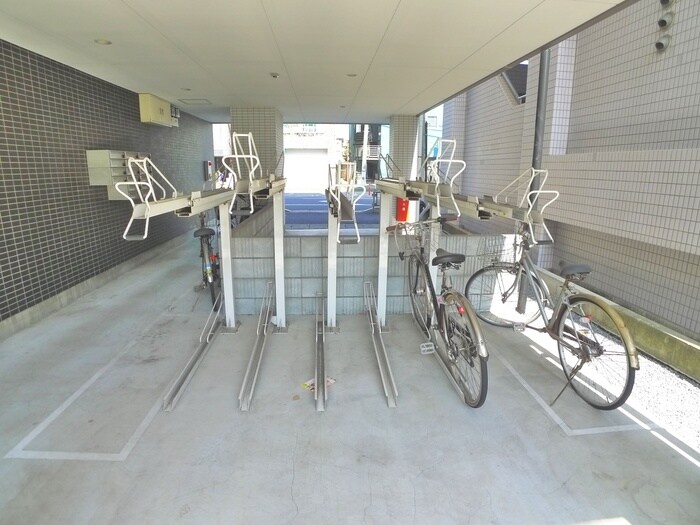 物件外観写真4　(駐輪場)