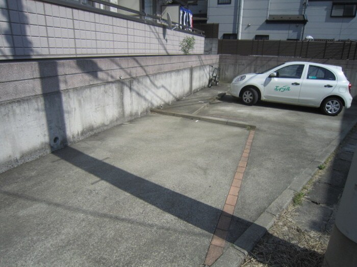 物件外観写真2　(駐車場)