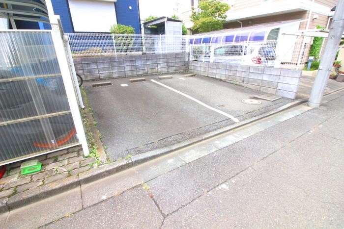 物件外観写真4　(駐車場)