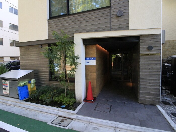 物件外観写真3　(エントランス部分)