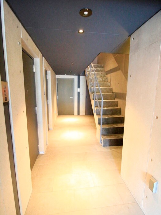 物件外観写真5　(エントランス部分)