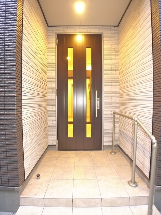 物件外観写真3　(エントランス部分)