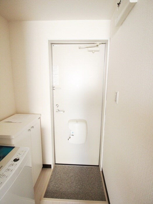 物件内観写真16　(玄関)