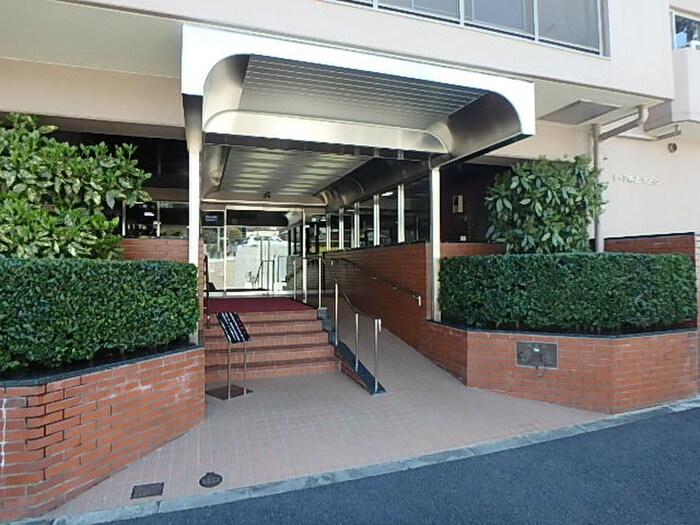 物件外観写真2　(エントランス部分)