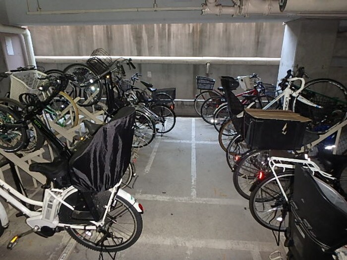 物件外観写真3　(駐輪場)