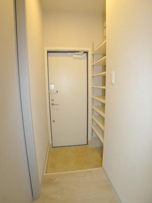 物件内観写真16　(玄関)