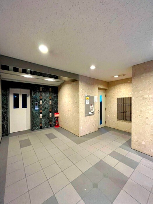 物件外観写真4　(エントランス部分)